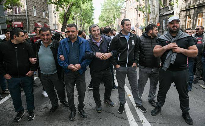 Баррикады на улицах: Ереван встал против Пашиняна
