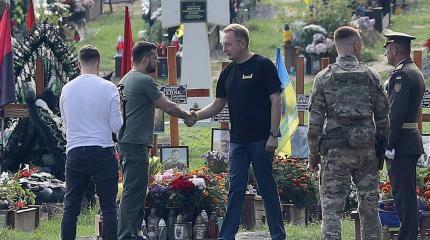 На могилах «погибших в войне с Россией» установлены красно-черные флаги На могилах «погибших в войне с Россией» установлены красно-черные флаги
