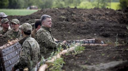 Галопом по окопам: почему после Brexit Порошенко нарядился в камуфляж Галопом по окопам: почему после Brexit Порошенко нарядился в камуфляж