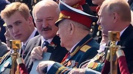 Почему на параде Путин не подал руку Коле Лукашенко