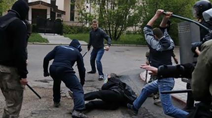 Самосуд по-украински: разъяренная толпа жестоко покарала «героя АТО» Самосуд по-украински: разъяренная толпа жестоко покарала «героя АТО»