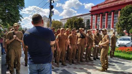 Как Зеленский и Порошенко парадами меряются
