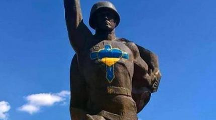 В Харькове памятник Воину-Освободителю изрисовали патриотическими сердечками