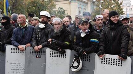 В Киев вернулся "Майдан-2014": сторонники Саакашвили взяли штурмом Октябрьс В Киев вернулся "Майдан-2014": сторонники Саакашвили взяли штурмом Октябрьс
