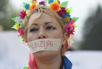 День свободы печати: как закрывают рты журналистам на Украине День свободы печати: как закрывают рты журналистам на Украине