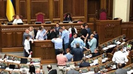 Заблокирована трибуна Рады: депутаты требуют признать Россию агрессором Заблокирована трибуна Рады: депутаты требуют признать Россию агрессором