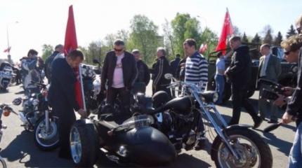 Со знаменем и на «коне»: в Ленобласти прошел мотопробег в честь Победы Со знаменем и на «коне»: в Ленобласти прошел мотопробег в честь Победы