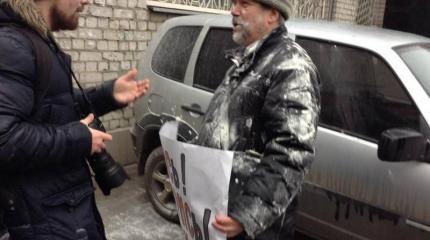 Участников акции памяти Бориса Немцова забросали мукой и облили зеленкой