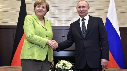 Меркель попросила Путина защитить геев в Чечне Меркель попросила Путина защитить геев в Чечне
