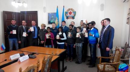 Десять иностранцев сегодня стали гражданами Луганской Народной Республики Десять иностранцев сегодня стали гражданами Луганской Народной Республики