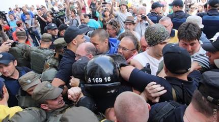 Одесса в огне: активисты опрокинули полицейских под одесской мэрией Одесса в огне: активисты опрокинули полицейских под одесской мэрией