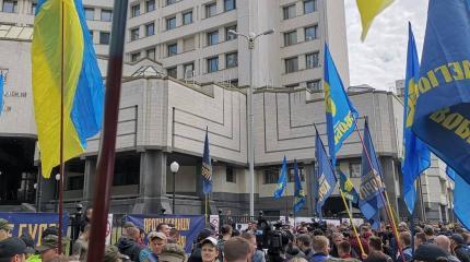 Националисты и радикалы окружили Раду и объявили войну "денежным мешкам" Националисты и радикалы окружили Раду и объявили войну "денежным мешкам"