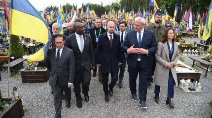 В День Победы европейские чиновники слетелись в украинский Бандерштадт В День Победы европейские чиновники слетелись в украинский Бандерштадт