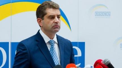 Посол Украины Перебийнис демонстративно отвернулся от детей Донбасса