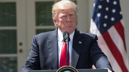 Трамп уволил директора ФБР Джеймса Коми Трамп уволил директора ФБР Джеймса Коми