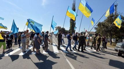 Шоу свидомых вышиванок на границе с Крымом: взгляд с российской стороны Шоу свидомых вышиванок на границе с Крымом: взгляд с российской стороны