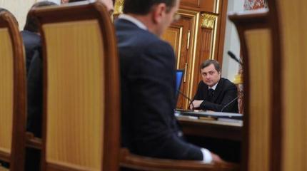 Интрига Суркова: Кремлевский феникс улетел, но обещал вернуться Интрига Суркова: Кремлевский феникс улетел, но обещал вернуться
