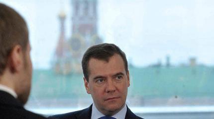 Медведев: В обвале рубля виноваты нефть и санкции Медведев: В обвале рубля виноваты нефть и санкции