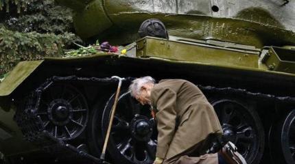 Украинские радикалы грозят ветеранам казнью 9 мая Украинские радикалы грозят ветеранам казнью 9 мая