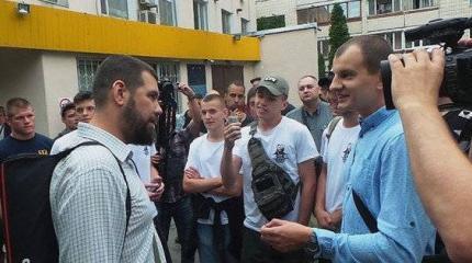 Свобода слова в Украине: неонацист Карась побил репортера Бурдыгу за правду Свобода слова в Украине: неонацист Карась побил репортера Бурдыгу за правду