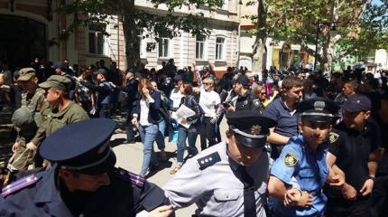 Евроценности никак не пройдут: Полиция эвакуировала херсонских геев