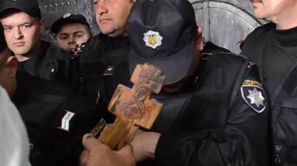 Полиция заперла «Бессмертный полк» в Киево-Печерской Лавре