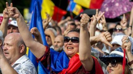 В Кишинёве митингующие требуют создать "правительство народного доверия" В Кишинёве митингующие требуют создать "правительство народного доверия"