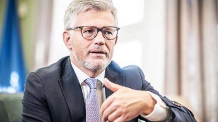Почему украинские дипломаты хамят, а их в должности повышают? Почему украинские дипломаты хамят, а их в должности повышают?