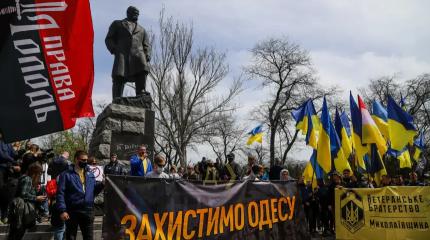 «Стоять! Играет гимн Украины!» – Нацисты дрессируют Одессу