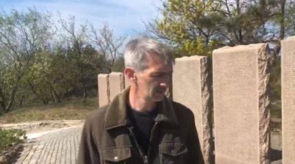 На могилы гитлеровцев в Калининграде «яблочник» Дустин возложил цветы На могилы гитлеровцев в Калининграде «яблочник» Дустин возложил цветы
