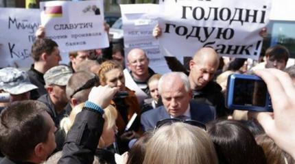 Ищите дураков: Банкиры Украины призывают население вернуть снятые вклады
