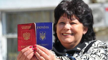 Крымчане обсуждают решение Кремля отобрать у них украинские паспорта
