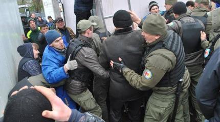 Украина: «карантинная стража» из неонацистов и «бархатный сезон» в Буковеле Украина: «карантинная стража» из неонацистов и «бархатный сезон» в Буковеле