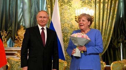 Китайские СМИ сделали вывод об интеллекте Путина по букету для Меркель Китайские СМИ сделали вывод об интеллекте Путина по букету для Меркель