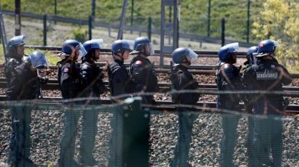 Беженцы напали на туннель под Ла Маншем Беженцы напали на туннель под Ла Маншем