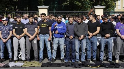 Сотни мусульман протестуют возле посольства Мьянмы в Москве Сотни мусульман протестуют возле посольства Мьянмы в Москве