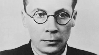 «Не человек, а череп века» «Не человек, а череп века»