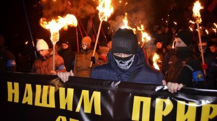 Факельный марш в честь ущербного идола ущербных людишек