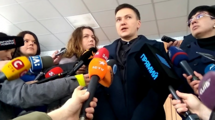 Надежда Савченко на пороге СБУ призвала к свержению власти Порошенко Надежда Савченко на пороге СБУ призвала к свержению власти Порошенко