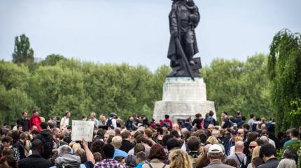 «Кажется, русских не пригласили»: Германия вычеркивает из памяти 9 Мая