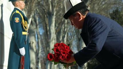 10-ю годовщину Апрельской революции отмечают в Киргизии 10-ю годовщину Апрельской революции отмечают в Киргизии