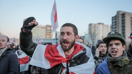 В Белоруссии женщина в одиночку разогнала оппозиционный митинг В Белоруссии женщина в одиночку разогнала оппозиционный митинг