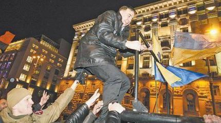На Украине – то ли цирк, то ли шабаш: силовики сошлись в битве за власть На Украине – то ли цирк, то ли шабаш: силовики сошлись в битве за власть