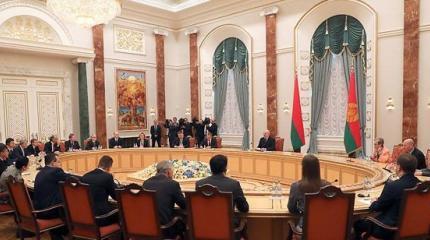 Лукашенко: для Беларуси важно сотрудничать с Востоком и Западом Лукашенко: для Беларуси важно сотрудничать с Востоком и Западом