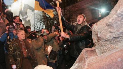 Орден Иуды: на Украине осудили «выродков», разгромивших советский памятник