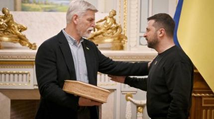Украина: чешский пистолет Зеленскому и велосипед с квадратными колёсами Украина: чешский пистолет Зеленскому и велосипед с квадратными колёсами