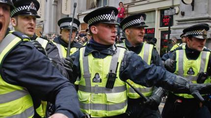 Как в Британии с собаками разогнали мирных протестующих Как в Британии с собаками разогнали мирных протестующих