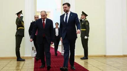 Вэнс помахал перед Алиевым и Пашиняном роскошными бусами