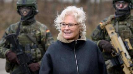 Министр обороны ФРГ лишилась должности из-за танков для Украины Министр обороны ФРГ лишилась должности из-за танков для Украины