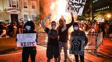 Погромы ведут США к социализму: бунт против капитала сплотил белых и черных Погромы ведут США к социализму: бунт против капитала сплотил белых и черных